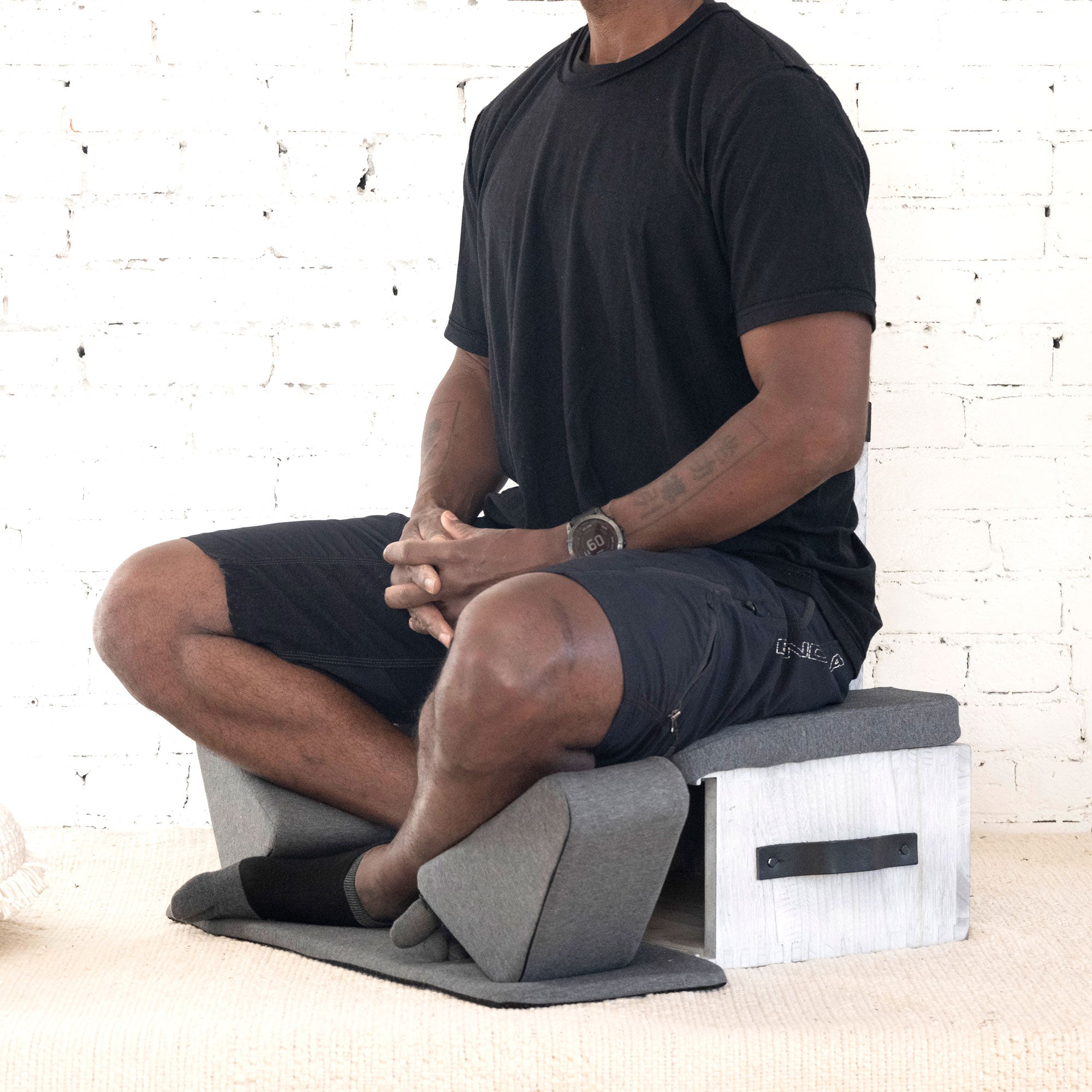 Sentwali portable meditation chair with back and hip support by Ungloo Store, shown from a three-quarter angle.