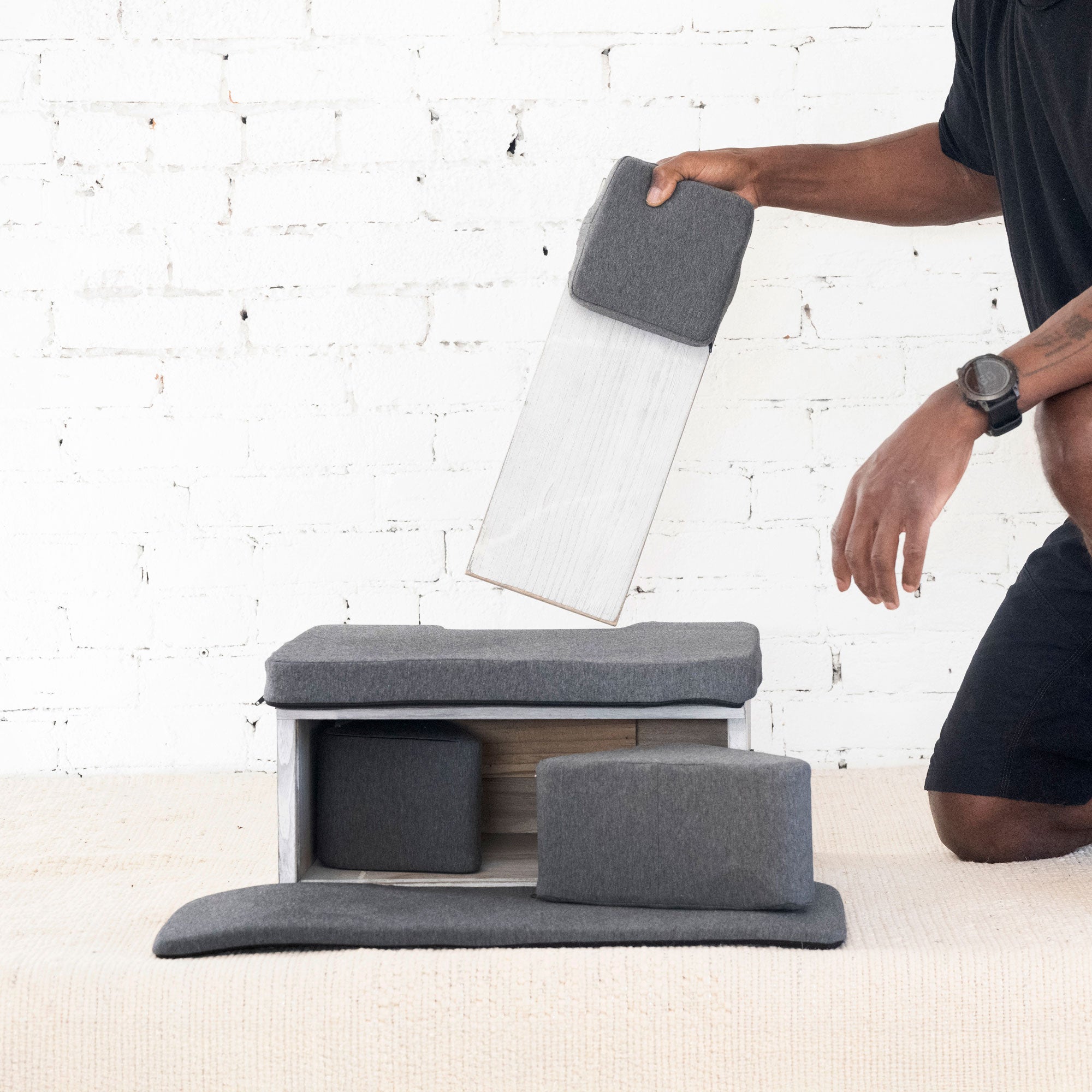 Sentwali Ungloo Box portable meditation chair with backrest and hip support, designed for comfortable seated meditation.