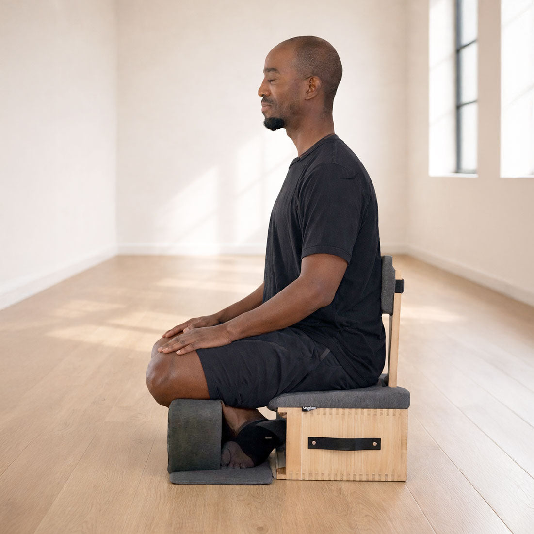 Portable Ungloo meditation chair with back and hip support, featuring a compact, comfortable design for relaxation and meditation.